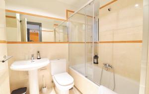 e bagno con servizi igienici, lavandino e doccia. di JUST-ROOM. Apartamento Javier a Santander