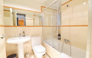 ein Badezimmer mit Toilette, Waschbecken und Dusche in der Unterkunft El apartamento de San Javier by Just Room in Santander