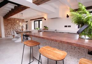 a kitchen with a bar with stools and tables at Luxury Cottage in Peak District near Alton Towers in Stanton +47 photos