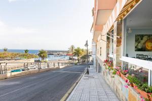 une rue vide à côté d'une plage avec un bâtiment dans l'établissement Las terrazas, Luxury Apartment, Playa San Juan, à Playa de San Juan