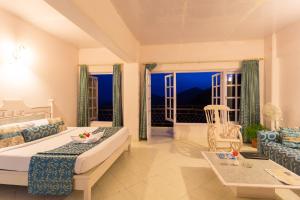 Toshali Royal View ,S H I M L A客房内的一张或多张床位