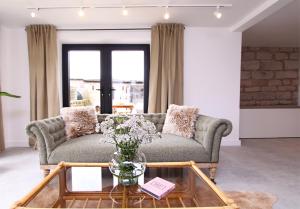 uma sala de estar com um sofá e uma mesa de vidro em Green Cottage Luxury Stay Peak District near Alton Towers em Stanton