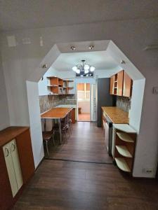 a kitchen with a table and a dining room at Apartament Rebeca Central in Târgu Jiu