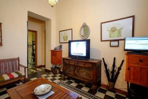 TV a/nebo společenská místnost v ubytování Málaga Lodge Guesthouse