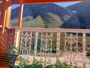 uma janela com vista para uma montanha em The Trailhouse em Bettyʼs Bay