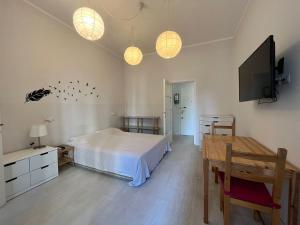 een slaapkamer met een bed, een tafel en verlichting bij Hbhall Residenze Darsena in Milaan
