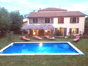 una casa con piscina en el patio en Chambre calme Ouest Lyonnais, en Lentilly