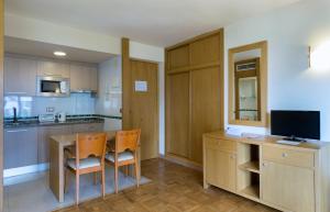 A kitchen or kitchenette at Apartamentos MS Pepita