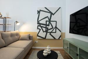 een woonkamer met een bank en een tv bij Contemporary 1-Bed Apartment with Balcony in the Heart of Vienna in Wenen