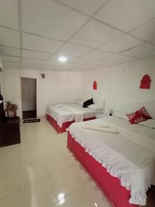 Habitación de hotel con 2 camas y TV en Near The Canal Homstay en Sigiriya
