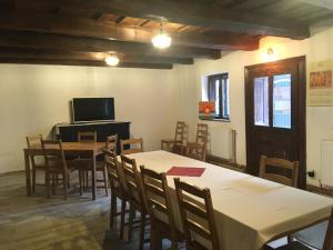 ein Esszimmer mit Tischen und Stühlen und einem Fernseher in der Unterkunft GOOD PLACE in Crizbav
