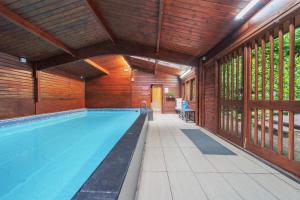 Swimming pool sa o malapit sa Brookside Manor House