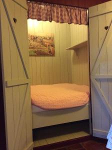 een kleine kamer met een klein bed in een huis bij Nuuverstee in Borger