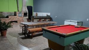 Cette chambre dispose d'un billard, de tables et d'une cheminée. dans l'établissement Casa temporada em Prado-BA ótimo preço, à Prado