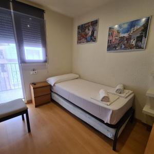 Habitación pequeña con cama y ventana en Apartamento Edificio Parque Elche, en Benidorm