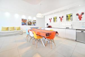 uma cozinha e sala de jantar com mesa e cadeiras em Colorful 3BR with MAMAD by HolyGuest em Tel Aviv