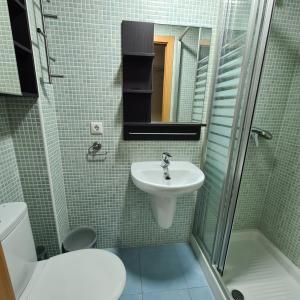Baño pequeño con lavabo y aseo en Apartamento Edificio Parque Elche, en Benidorm