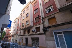 バルセロナにあるAlcam Torrentの通路側の建物