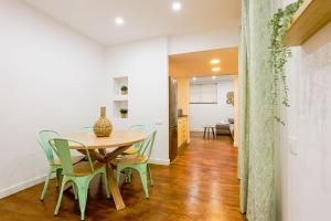 a kitchen and dining room with a table and chairs at Alcam Torrent in Barcelona