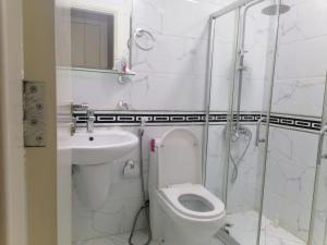 ein weißes Bad mit einem WC und einem Waschbecken in der Unterkunft Family-Friendly Villa Play Area pool in Dubai
