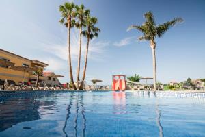 Bazén v ubytování Apartamentos Atlántico Resort nebo v jeho okolí