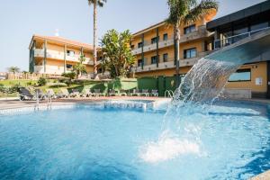 Bazén v ubytování Apartamentos Atlántico Resort nebo v jeho okolí