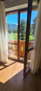 een open glazen deur naar een balkon met uitzicht bij Mountain view in Razlog