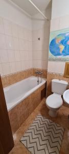 een badkamer met een bad, een toilet en een wastafel bij Mountain view in Razlog