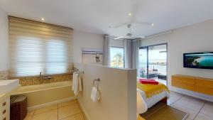 Koupelna v ubytování Bon Azur Beachfront Suites & Penthouses with LOV