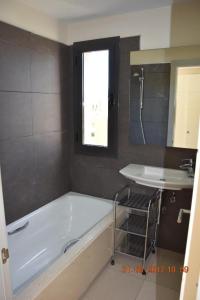 a bathroom with a bath tub and a sink at Golf Penthouse Valle del Este Vera 116, Las Moreras in Vera