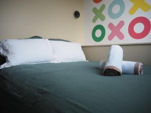Una cama con dos rollos de papel higiénico. en Angèle - Relaxez-vous ! en La Roche-sur-Yon