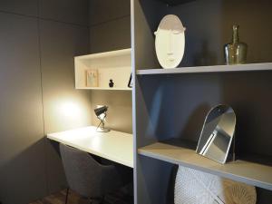 una camera con scrivania e mensola con specchio di Angèle - Relaxez-vous ! a La Roche-sur-Yon