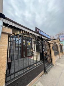 un edificio con una puerta negra delante de él en Hostel Casa Popa Nan, en Bucarest