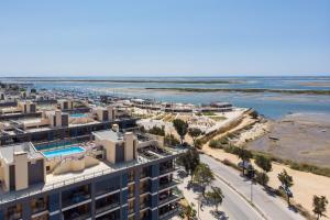 een luchtzicht op een resort en de oceaan bij Apartamento Stella Maris in Olhão