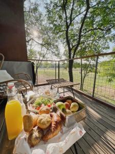 um tabuleiro de comida numa mesa com um prato de comida em Kapolcsi Sziklák em Vigántpetend