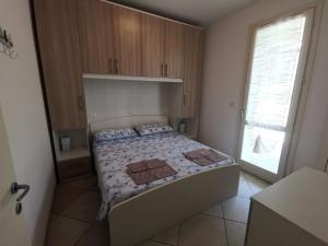 1 dormitorio con 1 cama con 2 toallas en I tigli Pomposa, en Lido di Pomposa