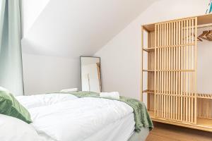 Letto o letti in una camera di Charming 1BR and 1LR Apt Modern Design Donaustadt
