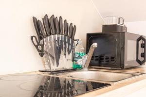 Cucina o angolo cottura di Charming 1BR and 1LR Apt Modern Design Donaustadt