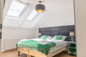 una camera da letto con un letto e una finestra di Charming 1BR and 1LR Apt Modern Design Donaustadt a Vienna