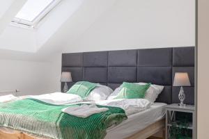 Letto o letti in una camera di Charming 1BR and 1LR Apt Modern Design Donaustadt