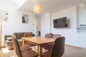 TV o dispositivi per l'intrattenimento presso Charming 1BR and 1LR Apt Modern Design Donaustadt