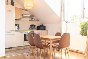 Cucina o angolo cottura di Charming 1BR and 1LR Apt Modern Design Donaustadt
