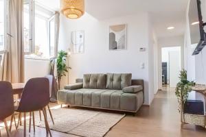 Area soggiorno di Charming 1BR and 1LR Apt Modern Design Donaustadt