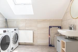 Foto dalla galleria di Charming 1BR and 1LR Apt Modern Design Donaustadt a Vienna