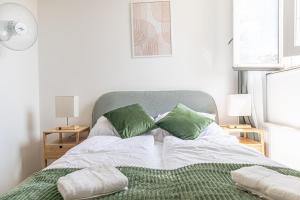 Letto o letti in una camera di Charming 1BR and 1LR Apt Modern Design Donaustadt
