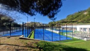 Tenis alebo squash v ubytovaní Apartamento 2 en chalet con vista abierta al mar alebo jeho okolí