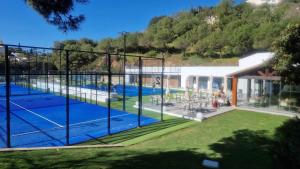 Tenis alebo squash v ubytovaní Apartamento 2 en chalet con vista abierta al mar alebo jeho okolí