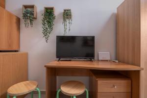 TV a/nebo společenská místnost v ubytování Kosmos Service Apartment Beautiful Studio 1