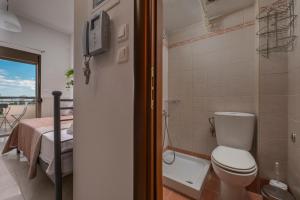 Koupelna v ubytování Kosmos Service Apartment Beautiful Studio 1 + 5 fotografií