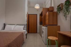 Postel nebo postele na pokoji v ubytování Kosmos Service Apartment Beautiful Studio 1